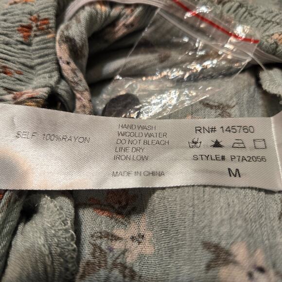 Camellia Women's Lite Blue Floral Romper Smocked Back V-neck Button Front Size M - Picture 10 of 11